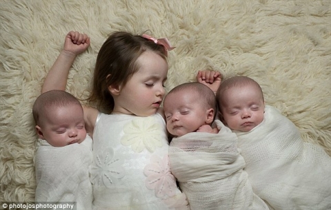 Hình ảnh: Ca sinh 3 hiếm có với 3 đứa trẻ giống nhau 100% về gen số 7
