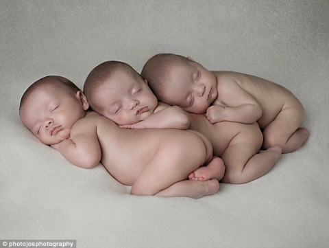 Hình ảnh: Ca sinh 3 hiếm có với 3 đứa trẻ giống nhau 100% về gen số 3