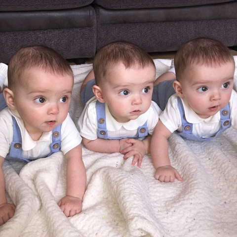 Hình ảnh: Ca sinh 3 hiếm có với 3 đứa trẻ giống nhau 100% về gen số 6