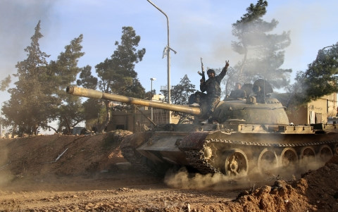 Xe tăng quân đội Syria tiến sát thủ phủ Raqqa của IS. Ảnh AP.