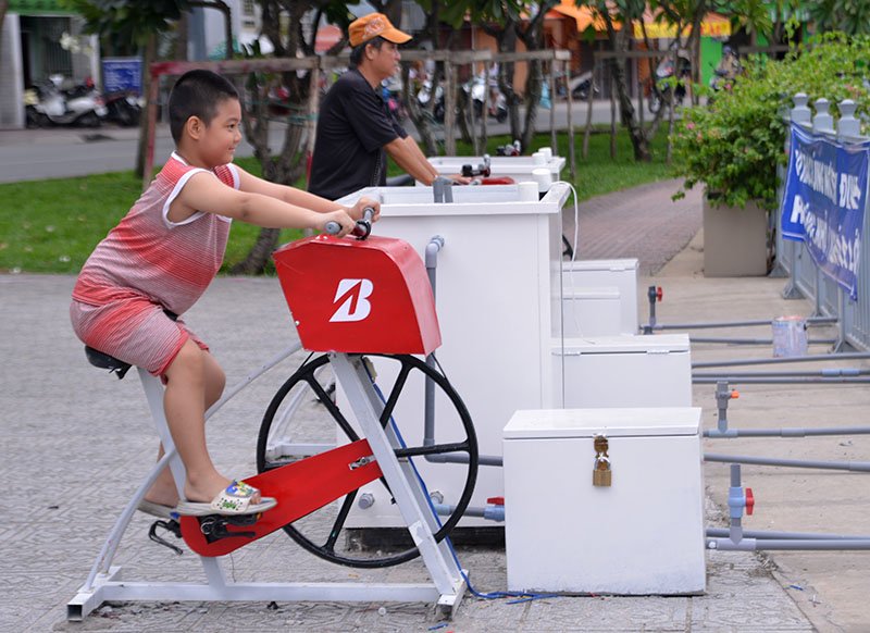 đạp xe, lọc nước, bờ Kênh Nhiêu Lộc - Thị Nghè, Sài Gòn, ô nhiễm