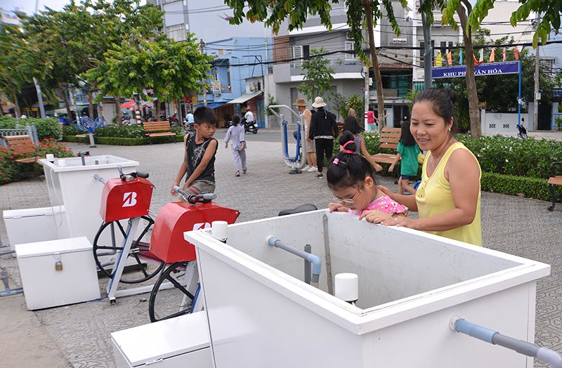 đạp xe, lọc nước, bờ Kênh Nhiêu Lộc - Thị Nghè, Sài Gòn, ô nhiễm