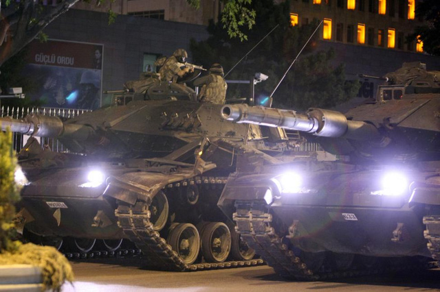 
Xe tăng xuất hiện trên đường phố thủ đô Ankara và thành phố Istanbul trong đêm đảo chính (Ảnh: Reuters)
