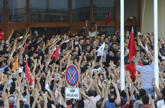 
Tổng thống Erdogan đứng trong vòng vây của những người ủng hộ tại thành phố Istanbul (Ảnh: Reuters)
