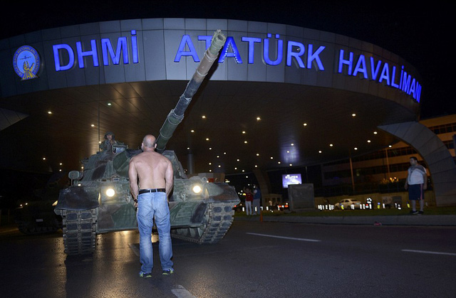 
Một người đàn ông đối đầu với xe tăng để ngăn phe đảo chính chiếm sân bay ở Istanbul. Người dân đã góp phần quan trọng trong việc đẩy lùi cuộc đảo chính quân sự. (Ảnh: Reuters)
