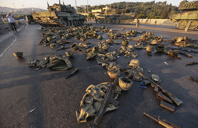 
Vũ khí, tư trang của các binh sĩ tham gia đảo chính bị bỏ lại tại Istanbul. (Ảnh: Getty)
