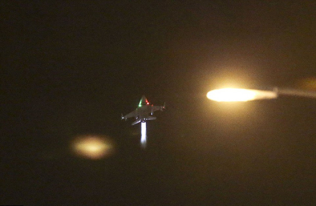 
Máy bay chiến đấu trên bầu trời Ankara vào đêm xảy ra đảo chính.
