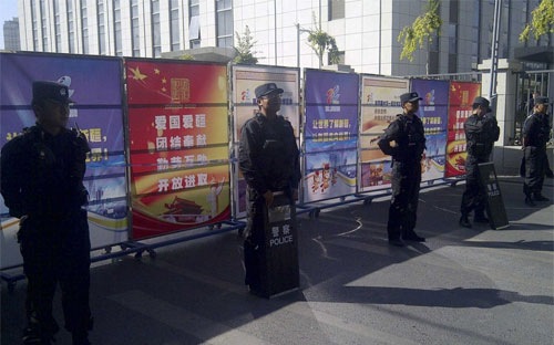 Cảnh sát đứng gác tại một điểm kiểm soát ở Urumqi, thủ phủ Tân Cương hồi tháng 9/2014. (Ảnh: Reuters)