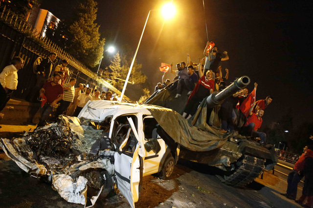 
Xe tăng đảo chính ở Thổ Nhĩ Kỳ cán nát một chiếc xe hơi. (Ảnh: Reuters)
