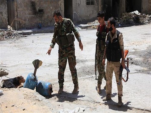 Binh sĩ quân đội Syria kiểm tra những quả rocket tự chế chưa nổ sau khi giành lại được quyền kiểm soát khu vực Khalidiya ở Aleppo hôm 2-6-2016