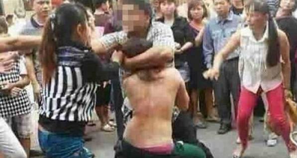 Hình ảnh: Theo trai, thiếu phụ bị ép cho nhân tình 'bú' trước mặt dân làng số 1