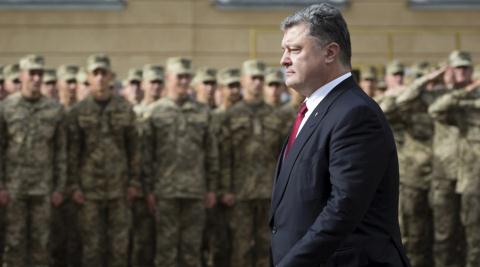 Tổng thống Ukraine Petro Poroshenko ra lệnh quân đội sẵn sàng cho chiến tranh.
