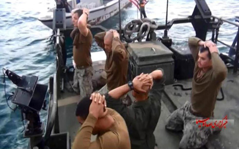 Các thủy thủ Mỹ bị Hải quân Iran bắt giữ hồi tháng 1/2016. (Ảnh: AP)