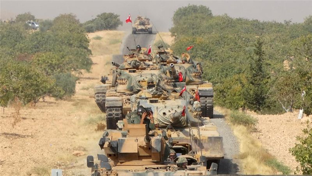 
Thổ Nhĩ Kỳ đã triển khai hàng chục xe tăng vào Syria (Ảnh: Reuters)
