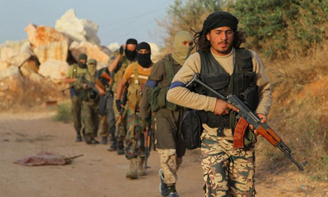 Chiến binh của nhóm Jabhat al-Nusra  sử dụng vũ khí do Arab Saudi cung cấp tại Ariha, Syria. Ảnh: Reuters.