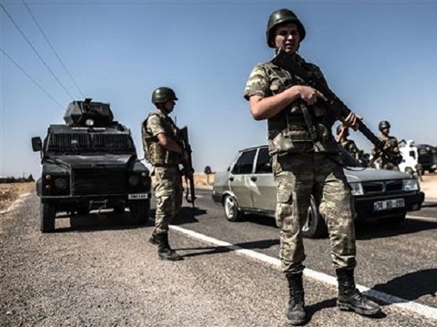 Binh sĩ quân đội Thổ Nhĩ Kỳ đứng ở vị trí gần biên giới với Syria