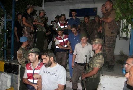 Thổ Nhĩ Kỳ bắt giữ những nhân vật tình nghi có liên quan đến đảo chính. Ảnh: Reuters 