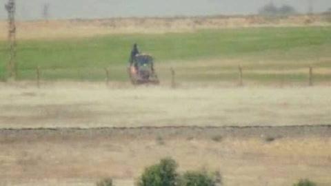 Xe ủi đất của Thổ Nhĩ Kỳ tràn sang biên giới Syria ở Tal Abyad.