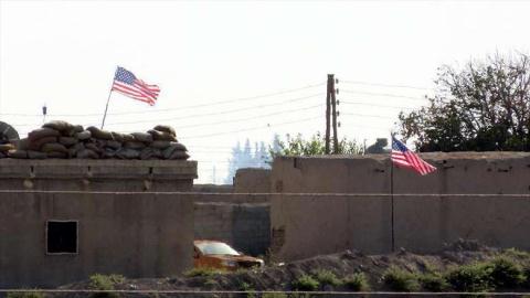 Quân đội Mỹ cắm cờ ở căn cứ tại Thị trấn Tal Abyad. Ảnh: kurdistan24