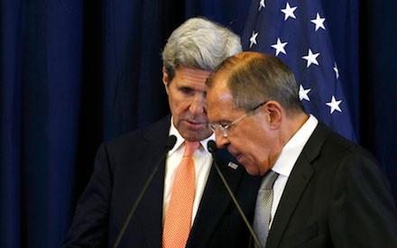 Ngoại trưởng Nga Lavrov và người đồng cấp Mỹ Kerry (Ảnh AP).