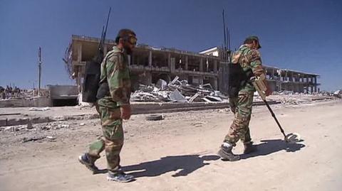 Lực lượng Syria rà phá bom mìn ở Aleppo ngày 26/9. Ảnh: Farnews