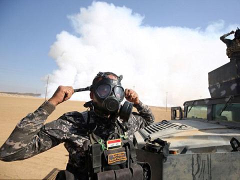 
 Binh lính quân đội Iraq phải dùng mặt nạ phòng độc.
