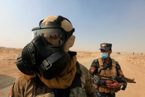
 Binh lính quân đội Iraq sử dụng mặt nạ phòng độc ở Mosul.
