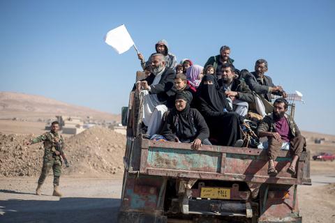 Người dân cầm cờ trắng đi về phía quân đội Iraq kiểm soát. Ảnh: Aljazeera