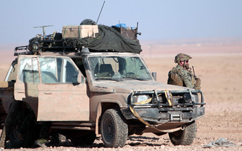 Lính Mỹ bên một xe quân sự ở phía bắc Raqqa ngày 6/11/2016. (Ảnh: Reuters)