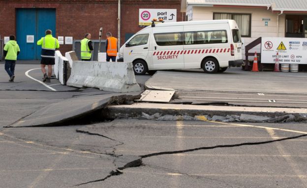 Nhiều tuyến đường bị hư hỏng nặng sau động đất (Ảnh: Reuters)