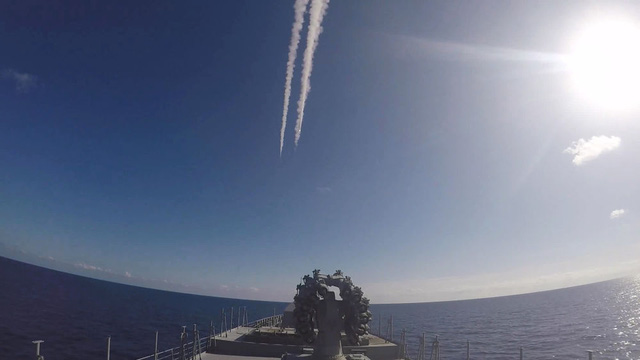 
Tên lửa bay trên không trung sau khi được phóng lên từ tàu chiến của Nga trên Địa Trung Hải ngoài khơi Syria. (Ảnh: Bộ Quốc phòng Nga/Sputnik)
