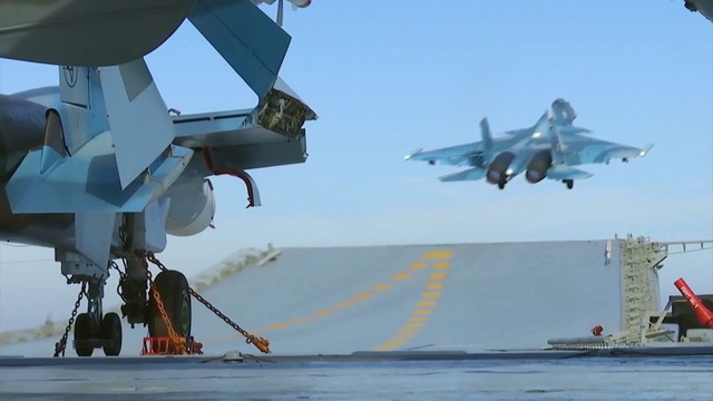 
Các tàu chiến uy lực của Nga đang tiến hành các cuộc tấn công nhằm vào các khu vực huấn luyện của khủng bố, các kho đạn và các nhà máy được sử dụng để chế tạo các loại vũ khí khác nhau. (Ảnh: Bộ Quốc phòng Nga/Sputnik)
