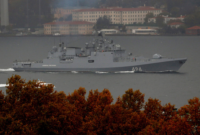 
Tàu khu trục Đô đốc Grigorovich di chuyển qua eo biển Bosphorus tại  Istanbul (Thổ Nhĩ Kỳ) trên đường tới Địa Trung Hải ngày 4/11/2016. (Ảnh: Reuters)
