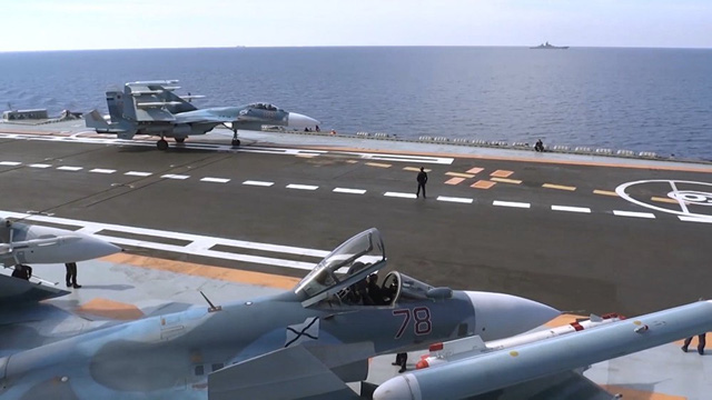 
Máy bay chiến đấu Su-33 sẵn sàng cất cánh trên tàu sân bay Đô đốc Kuznetsov ngoài khơi Syria. (Ảnh: Bộ Quốc phòng Nga/Sputnik)
