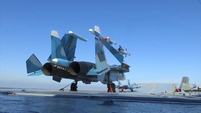 
Su-33 khoe vũ khí trên tàu sân bay Đô đốc Kuznetsov. (Ảnh: Bộ Quốc phòng Nga/Sputnik)
