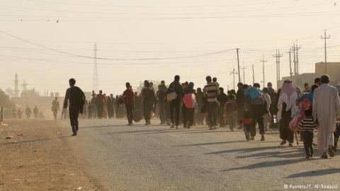 Dân thường tại Mosul bắt đầu rời khỏi các khu vực bị chiếm đóng trước đây gần Mosul. Ảnh: Reuters
