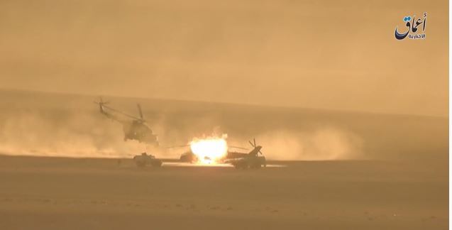 
Chiếc trực thăng Nga bốc cháy ngùn ngụt sau khi trúng tên lửa. (Ảnh: Amaq)
