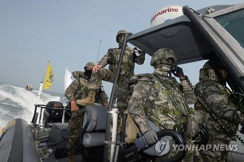 Đội quân cảnh, hải cảnh Hàn Quốc trong chiến dịch trấn áp tàu cá Trung Quốc đánh bắt trái phép tại vùng đệm hôm 10/6 (Ảnh: Yonhap)