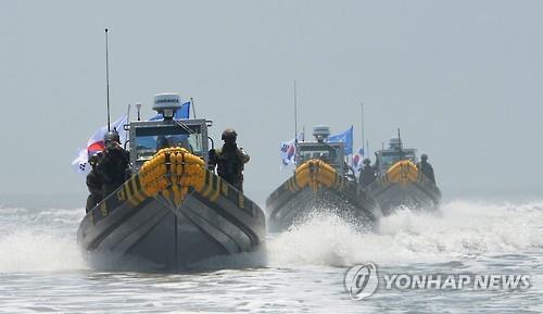 Xuồng tốc độ cao gắn cờ Hàn Quốc và Bộ chỉ huy Liên Hợp Quốc được triển khai trong chiến dịch trấn áp tàu cá Trung Quốc đánh bắt trái phép tại vùng đệm hôm 10/6 (Ảnh: Yonhap)