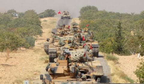 Dàn xe tăng Thổ Nhĩ Kỳ vào lãnh thổ Syria. Ảnh: Reuters
