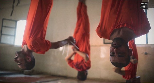 Các tù binh bị IS treo ngược lên trần nhà chờ hành quyết (Ảnh: DM)