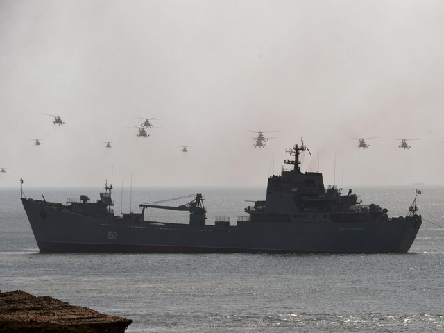 
Các tàu và trực thăng Nga tham gia tập trận tại Biển Đen hồi tháng trước (Ảnh: AFP)
